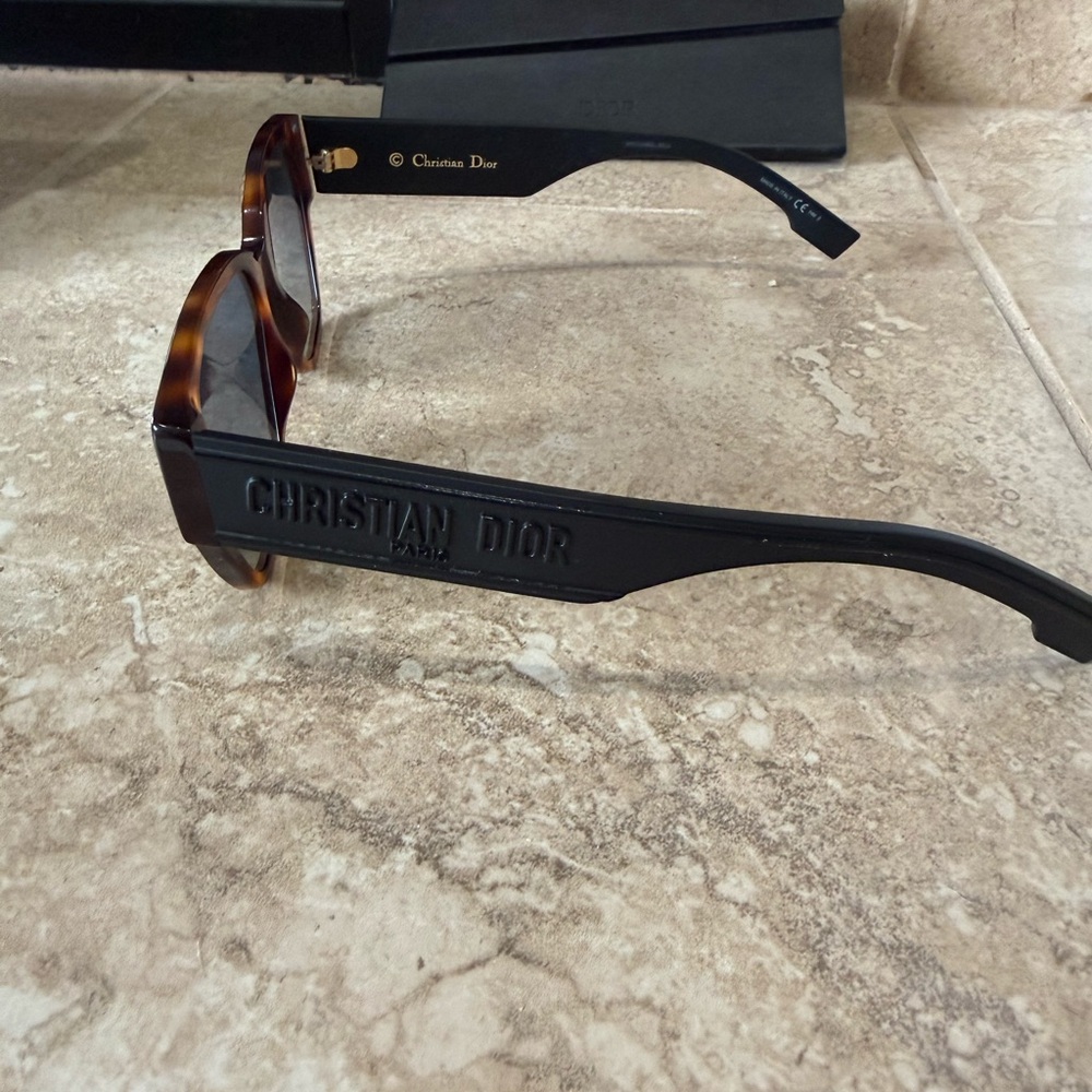 Dior Tortoiseshell Sunglasses with Dark Lenses - Picture 4 of 10